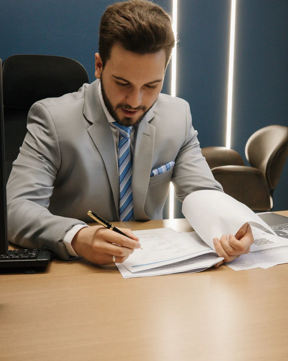 João Carvalho analisando documentos em sua mesa